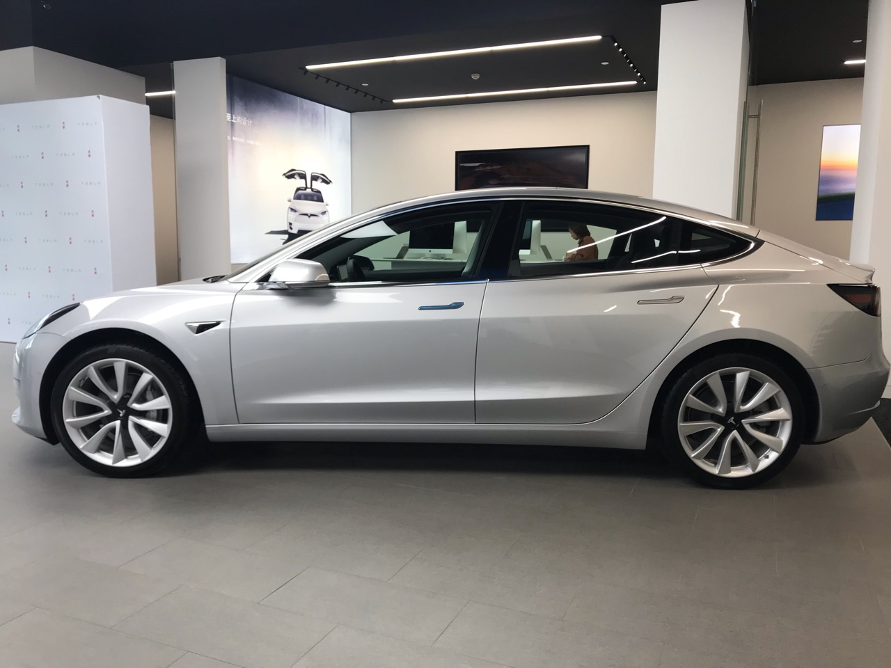 接小特叔叔的话题，这个银色是真的好看。以前看过店里银色的美版样车 - 图片 2