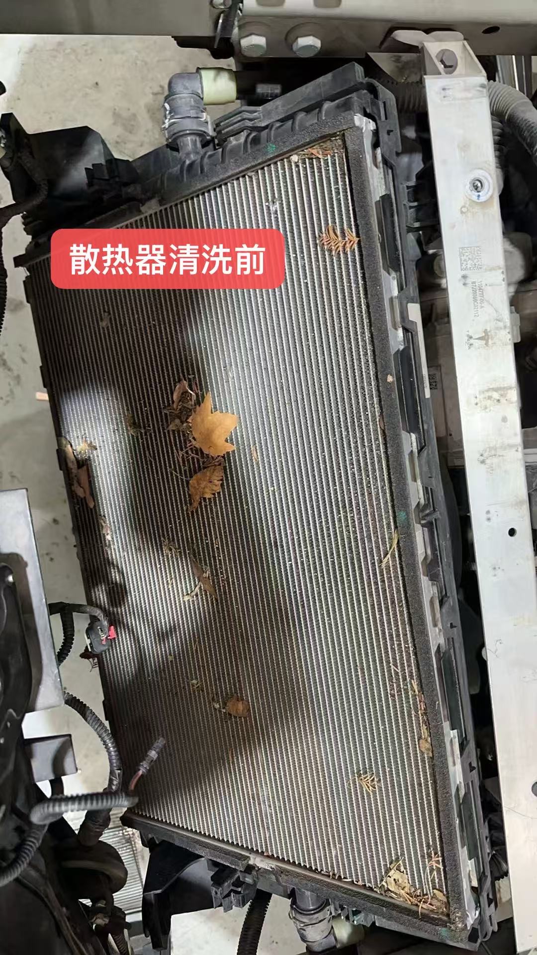 车子已经出保了，10.6 万公里。 今天在杭州特维佳，抖音可以搜“杭州修特斯拉大洋哥”。
1. 更换了四根臂，宁波拓普品牌的，特斯拉的供应商
2. 更换了玻璃水液位传感器。

提前预约好时间，处理完当 - 图片 1