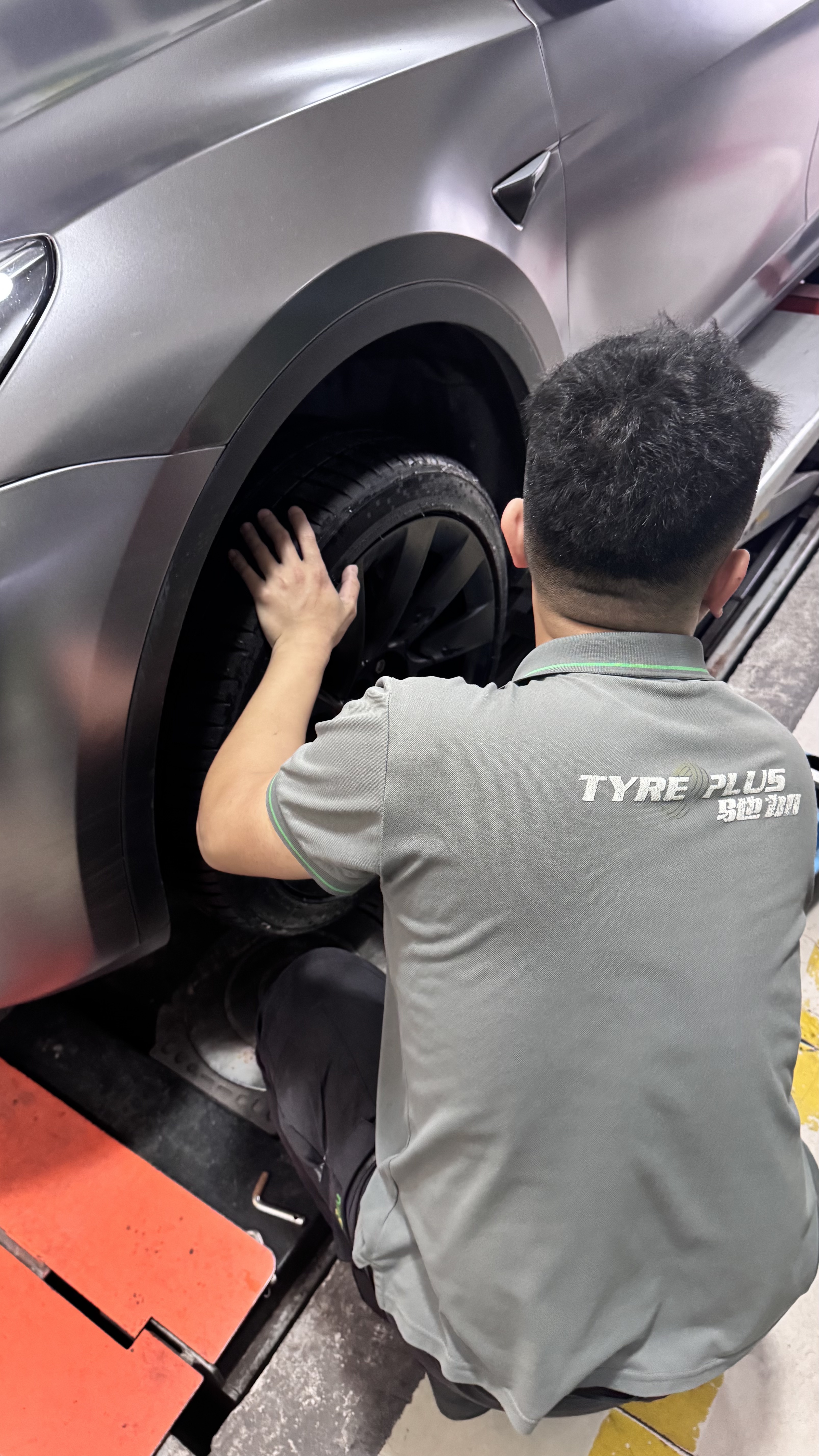 花7200换完四条新轮胎整个车都安静太多了，换了米其林的T2轮胎，比刚提车的时候安静很多，车嗡嗡响也解决了，发现摆臂胶套已经开裂了，三年半的车，估计等过保后就开始完全坏了。 - 图片 2