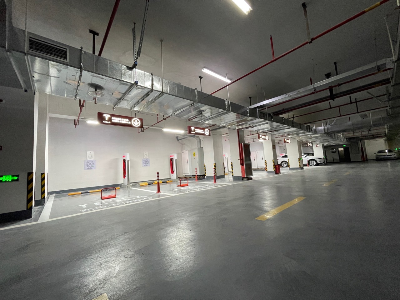 乐清江南里地下车库竟然不声不响的弄了个超充站，连车上地图都还没显示，导致无法打开地锁，最后是打400要到了密码😂。

去年就跟超充团队建议后续这里可以安排上，因为周边都是新建楼盘，离高速北又很近，可 - 图片 2