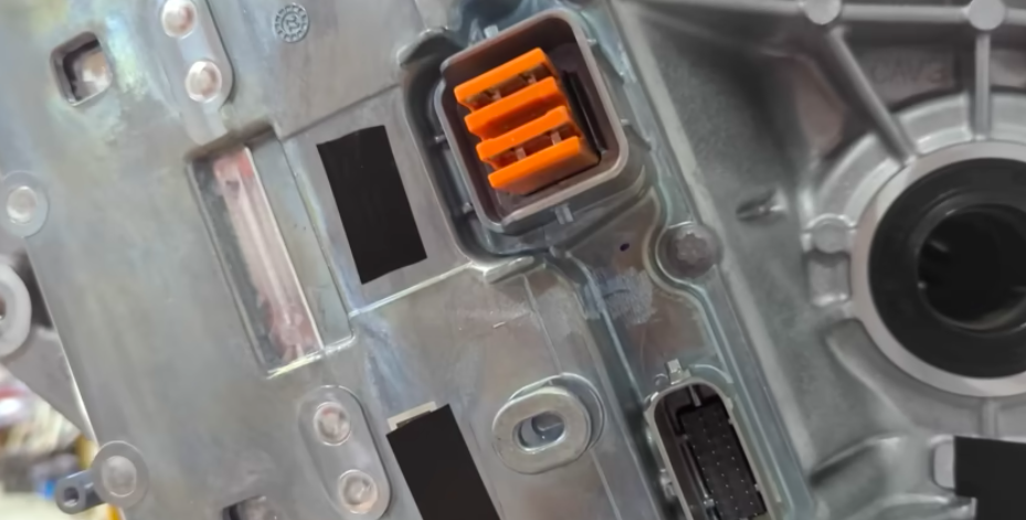 第376批《道路机动车辆生产企业及产品公告》新产品公示

特斯拉备案了modely的两款新电机：4D1和4D3，功率不变，优化逆变器设计，减轻2公斤 - 图片 8