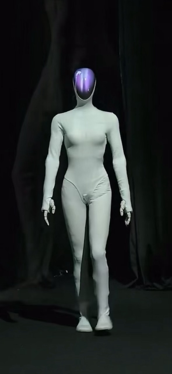 昨天小鹏科技日后讨论比较高的内容，是全新IRON人形机器人的造型设计，有网友怀疑这里面是不是套的真人？仔细看现场的视频能看出是机器人，产品特性一定程度的引起市场讨论，证明小鹏机器人团队这次做的不错。
 - 图片 1