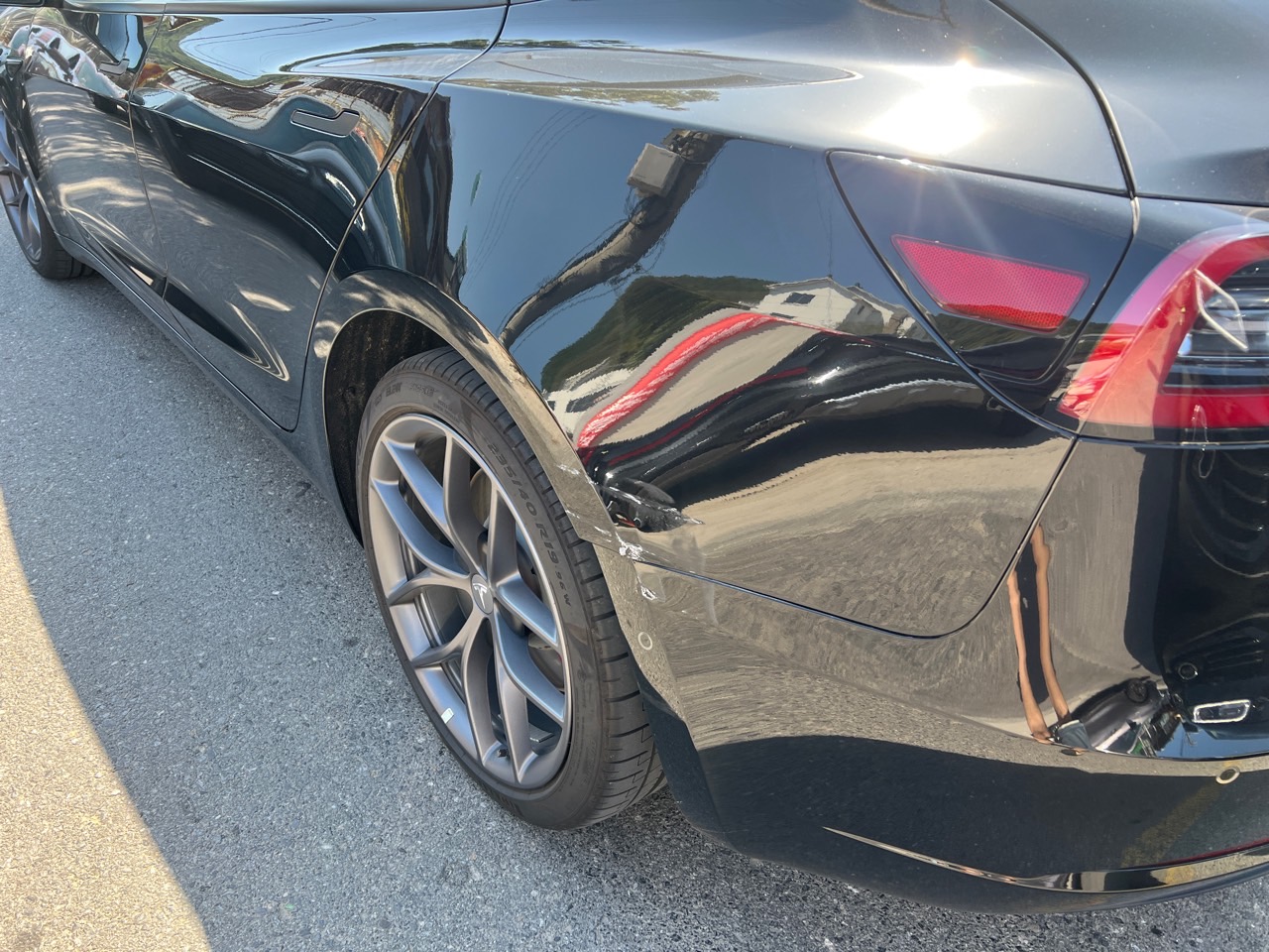 一血没咯，停着不动都躲不过去……没掉漆，但是有点变形，还要补车衣去…… - 图片 1