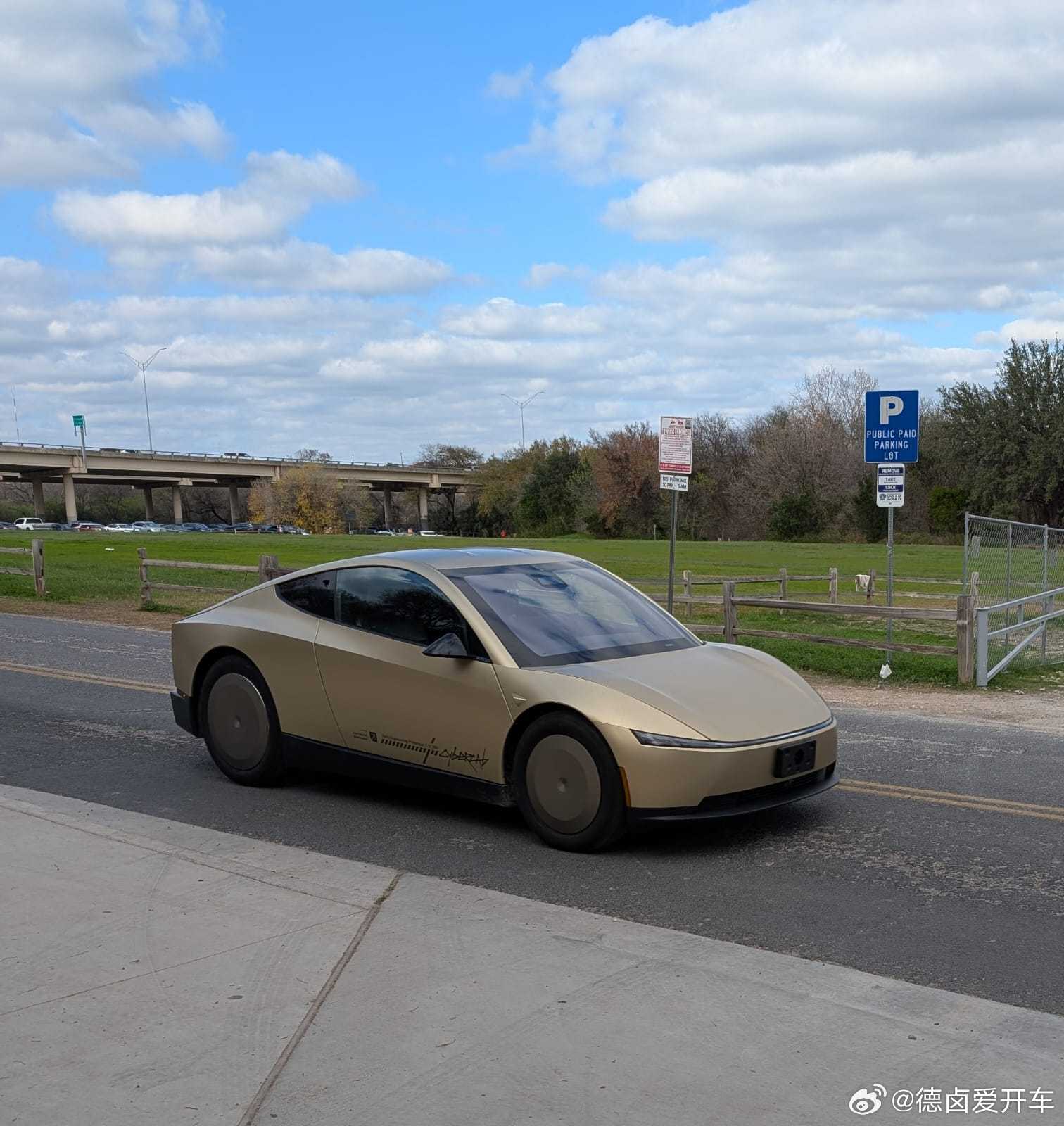 两台 Cybercab 同时在奥斯汀路测，测试版本仍有方向盘和车外后视镜。

#特斯拉#

#Cybercab#

#Robotaxi#

  - 图片 7