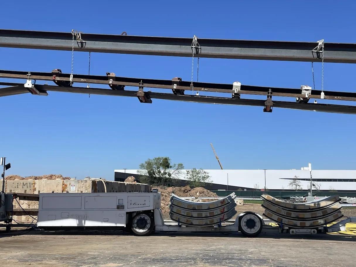 Boring Company推出最新全电动隧道车辆Liner Truck 3。

- 特斯拉 Model 3 电池和驱动单元
- 运输超过 22,000 磅的混凝土段至掘进机
- 28 英里的续航里程 - 图片 1