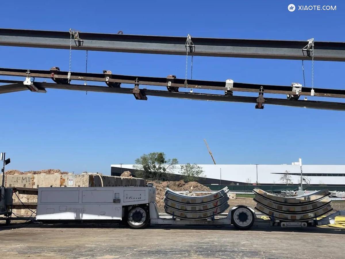 Boring Company推出最新全电动隧道车辆Liner Truck 3。
- 特斯拉 Model 3 电池和驱动单元
- 运输超过 22,000 磅的混凝土段至掘进机
- 28 英里的续航里程 - 图片 1