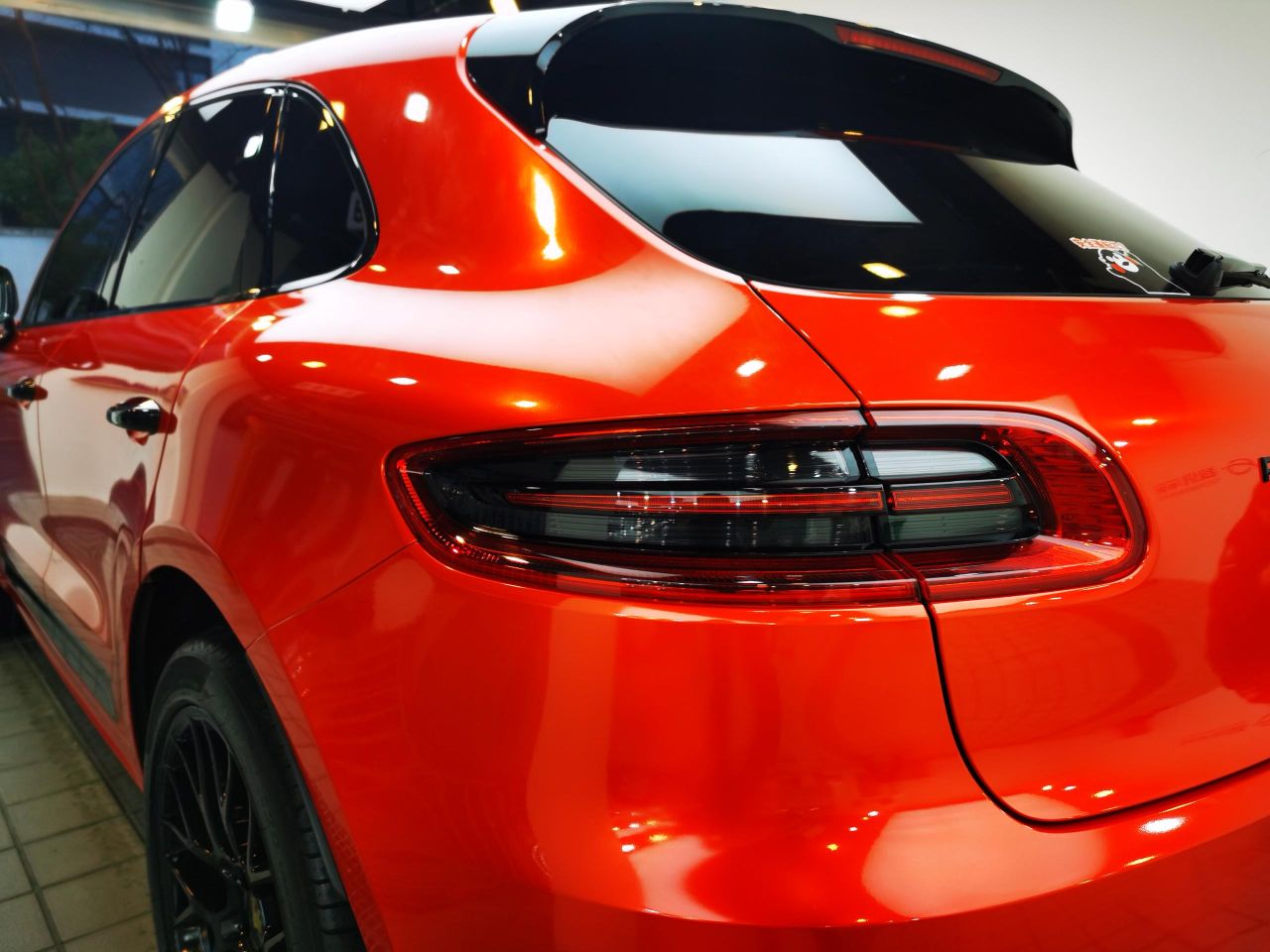 🔹超级车间| 保时捷Macan改色🔹

· 超亮金属火红

老板们来验收一下两天的改色成果吧!
车身+内饰改色
实力书写协调之美~
颜色超靓！
细节满分！ - 图片 2