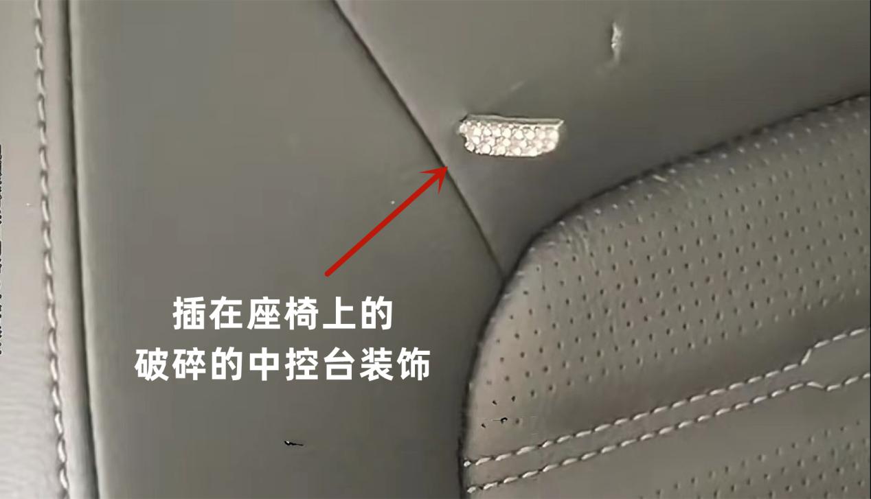 一定不要佩戴这个开车！！！特斯拉女车主注意，别伤到自己！
女车主驾驶特斯拉一定要注意这个潜在危害极大的装饰，特殊情况下，伤害性极大，别伤到自己。
 
这个装饰就是很多女孩子都喜欢用的鲨鱼夹！尤其是金属 - 图片 4