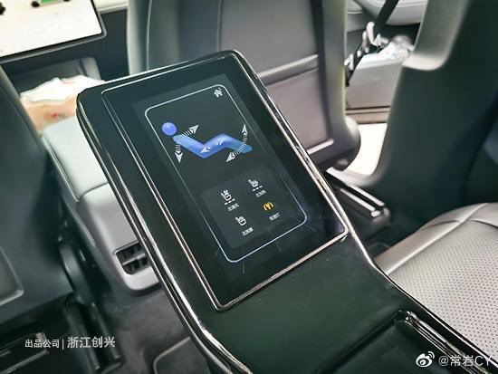 Model Y改第二排航空座椅案例……因为没有Model X的气场加成，感觉一下子就局促起来了……有点duck不必……  - 图片 3