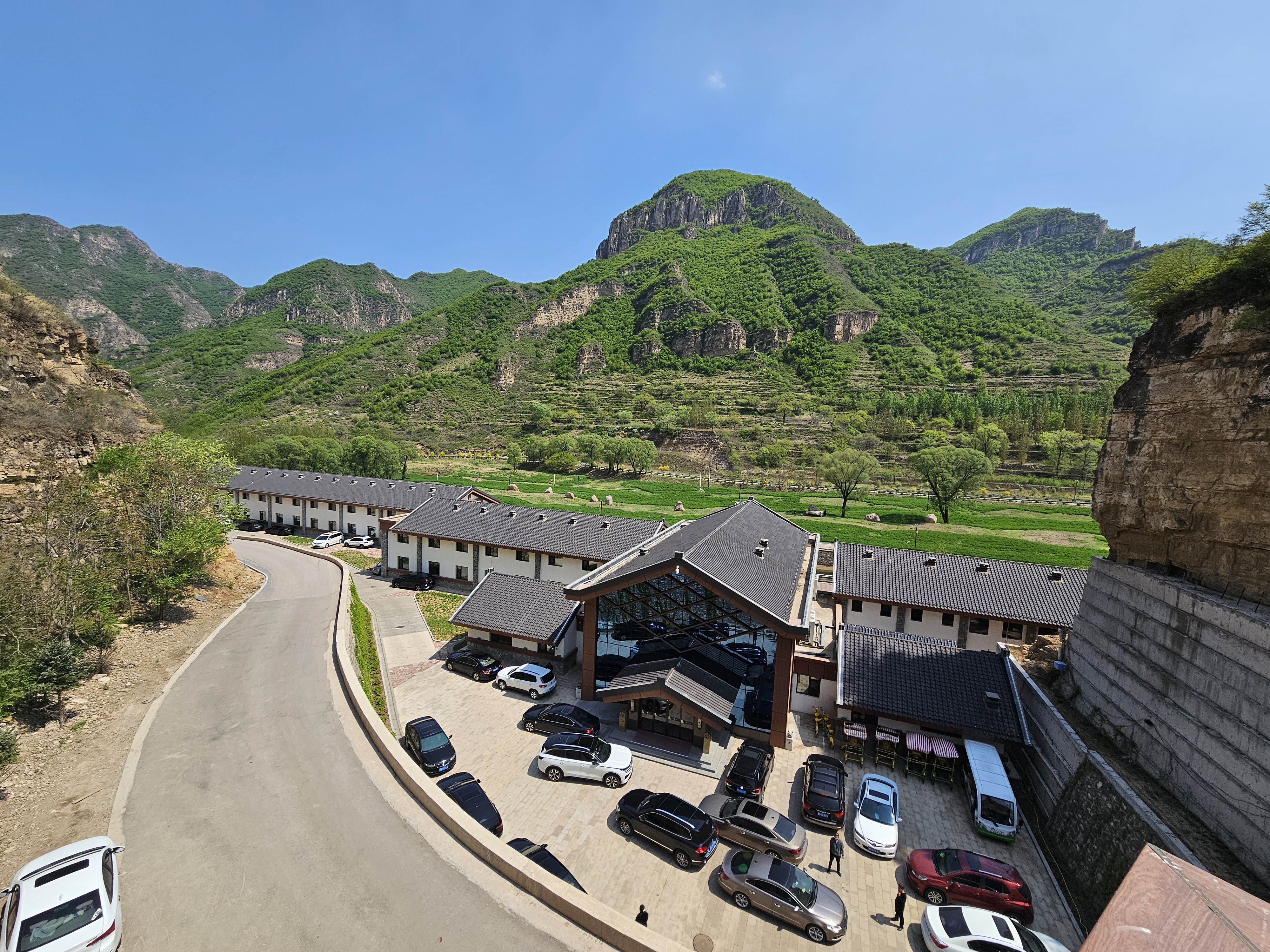 早上 8 点从家出发，晚上 8 点到家，来回 300 多公里，其中几十公里山路。长续还是有必要的，正好不用充电。 - 图片 2