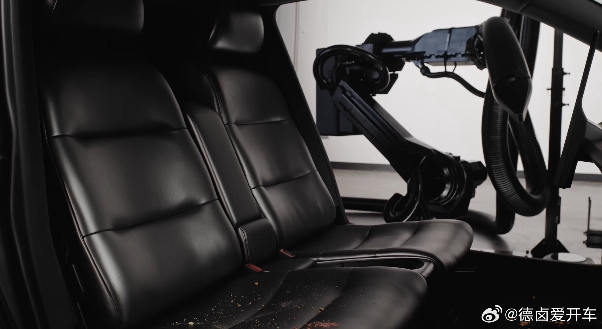 特斯拉开始对 Robotaxi 用户收取清洁费，根据用户乘坐后的中度、严重脏乱程度将收取50-150美元清洁费，这是各家 Robotaxi 实际运营都要面对的问题，包括现在的网约车；特斯拉：“我们优先 - 图片 1