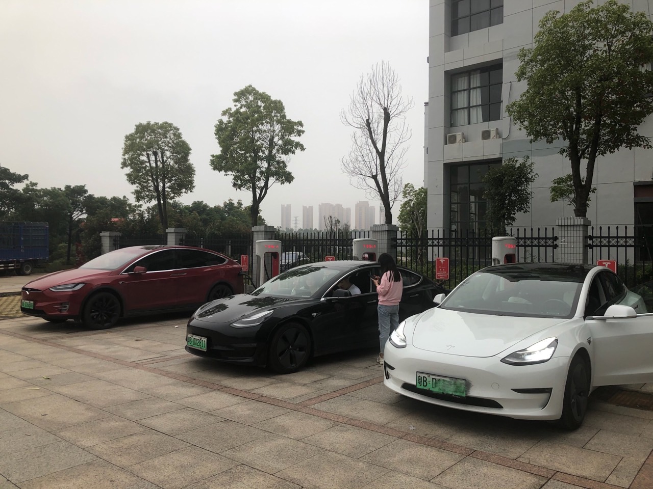 江西赣州唯一一个特斯拉超冲，赶紧奶上啊！再跑400公里到南昌！ - 图片 1