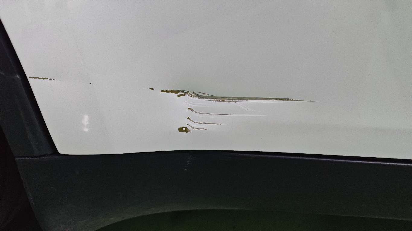 被石头划了，大概15厘米长，轻微凹陷，修一下要多少钱啊 - 图片 1