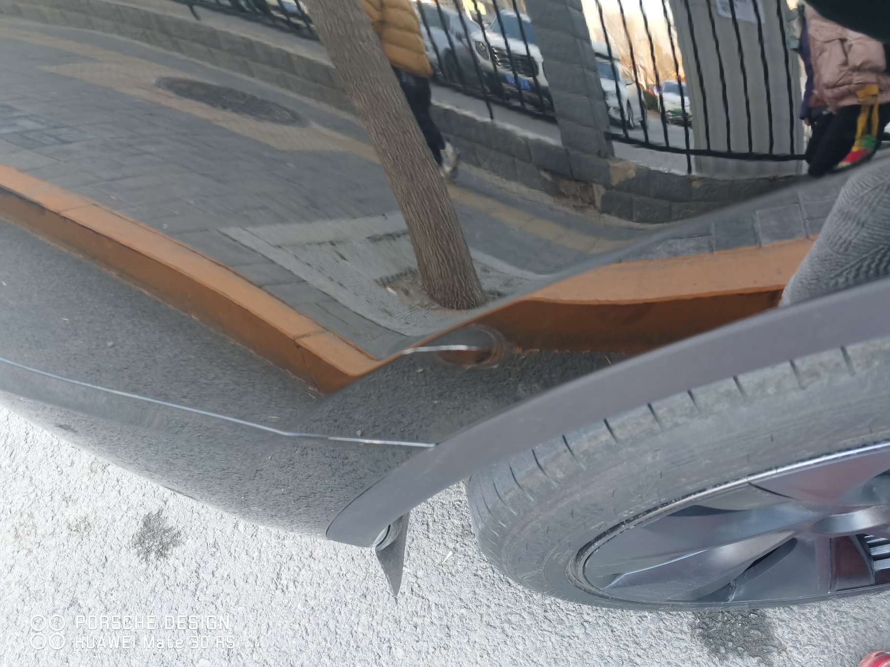 今天这个划痕实在不知道是怎么搞上去的。自己没有刮蹭，难倒真有人故意划车吗？ - 图片 1