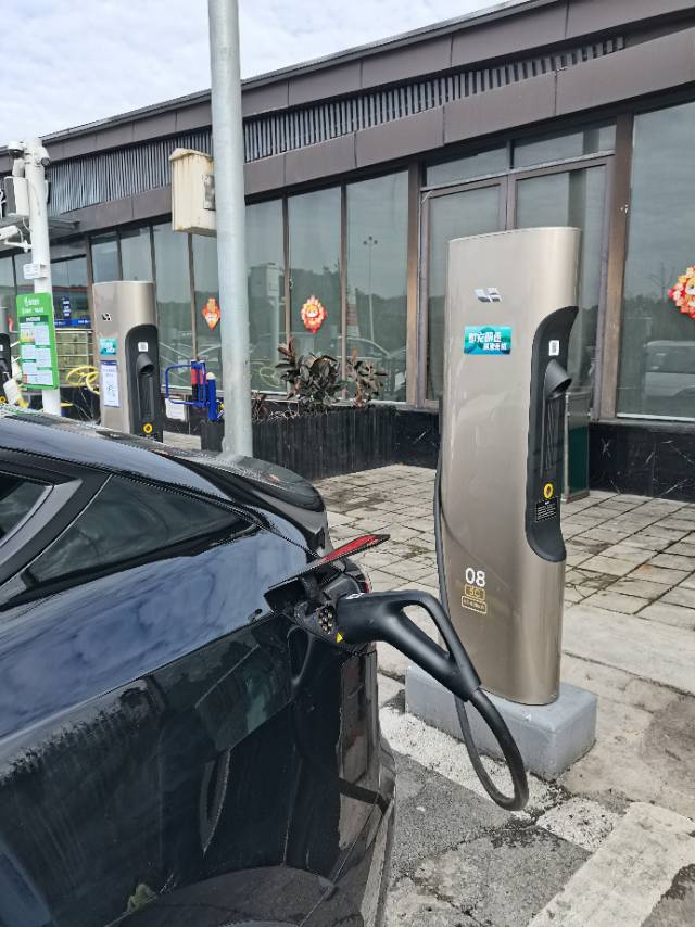 服务区人满为患，重庆这边充电有点打挤，理想2c超冲居多，比国网的还多 - 图片 1