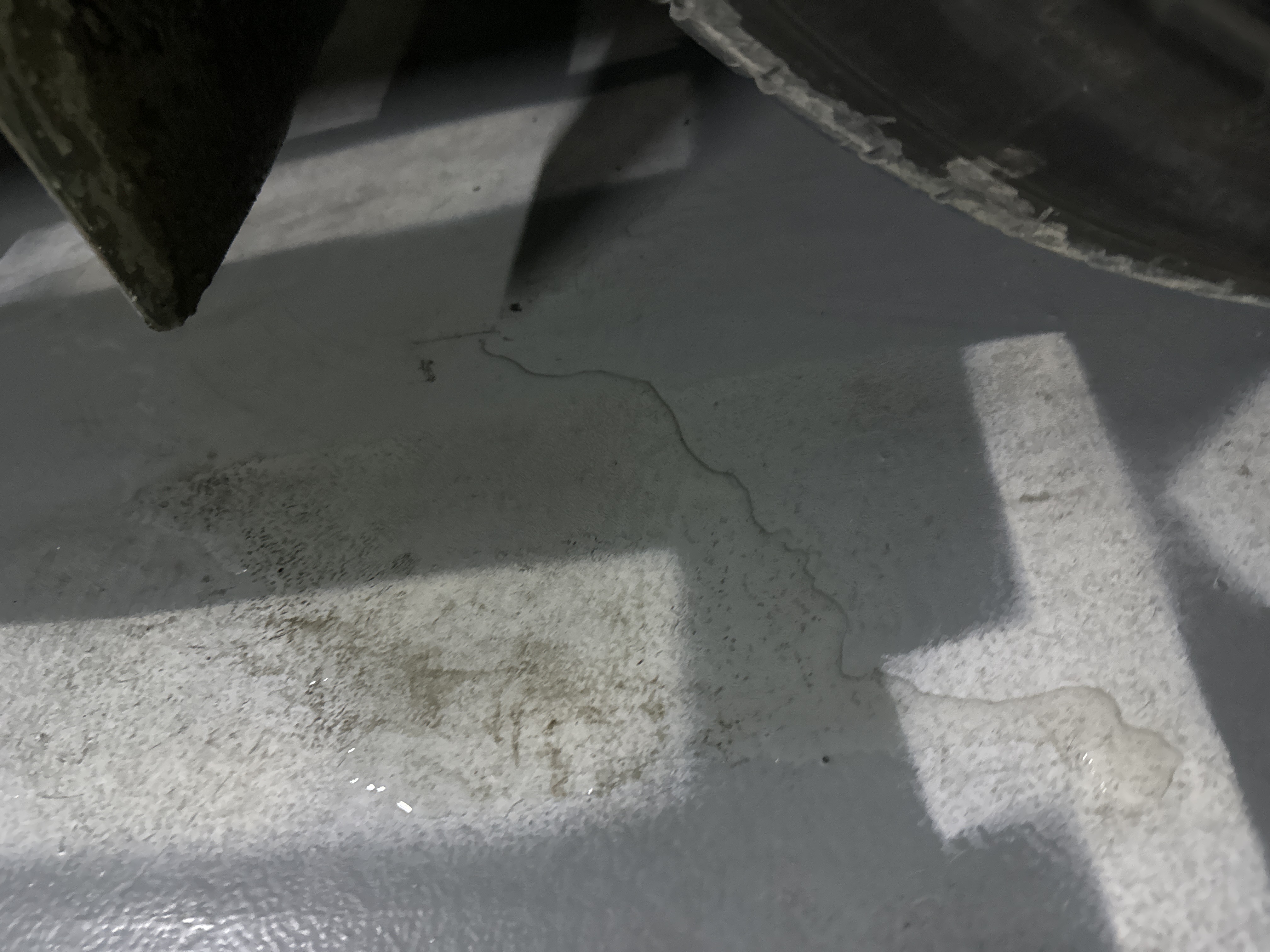 请问各位特友，超充的时候会不会电池下面流出像空调一样的水出来？ - 图片 2