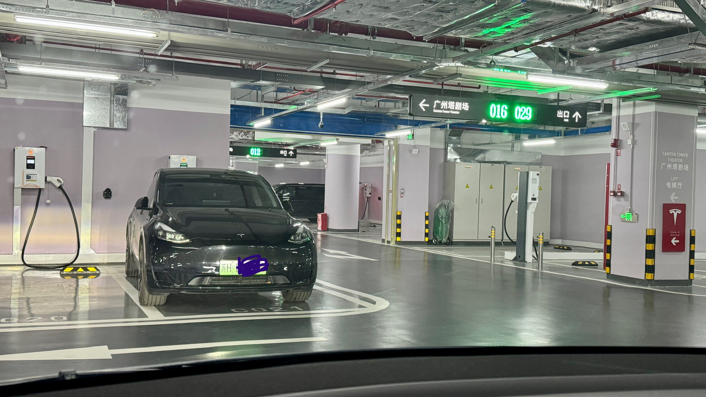 这位苏H的朋友。来到了广州塔下都不来我这边超充强力插入一下啊！！
在对面商场自营充电省那么一点儿钱，可能不够停车费哦。 - 图片 1