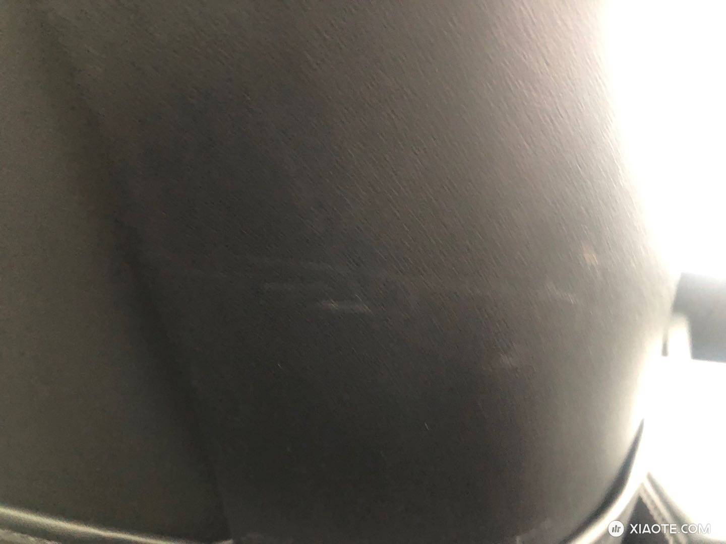 前排座椅的后背是大面积的塑料 家里有小孩子加上经常要在后排放货物 提车没多久就都是明显的划痕 用湿巾擦也擦不掉 请问兄弟们有什么好办法吗(淘宝的后背全包围服帖吗) - 图片 1