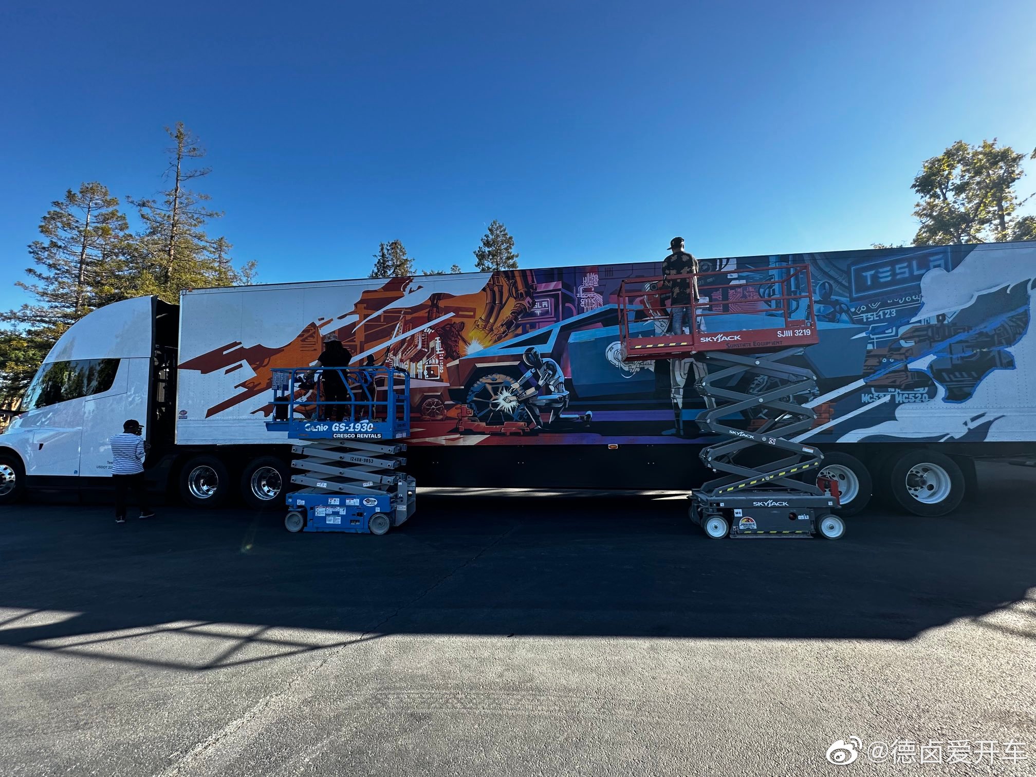 一些 AI Day 2022 活动现场照片， semi 集装箱涂鸦画着一个机器人正在修车。

#特斯拉#

  - 图片 4