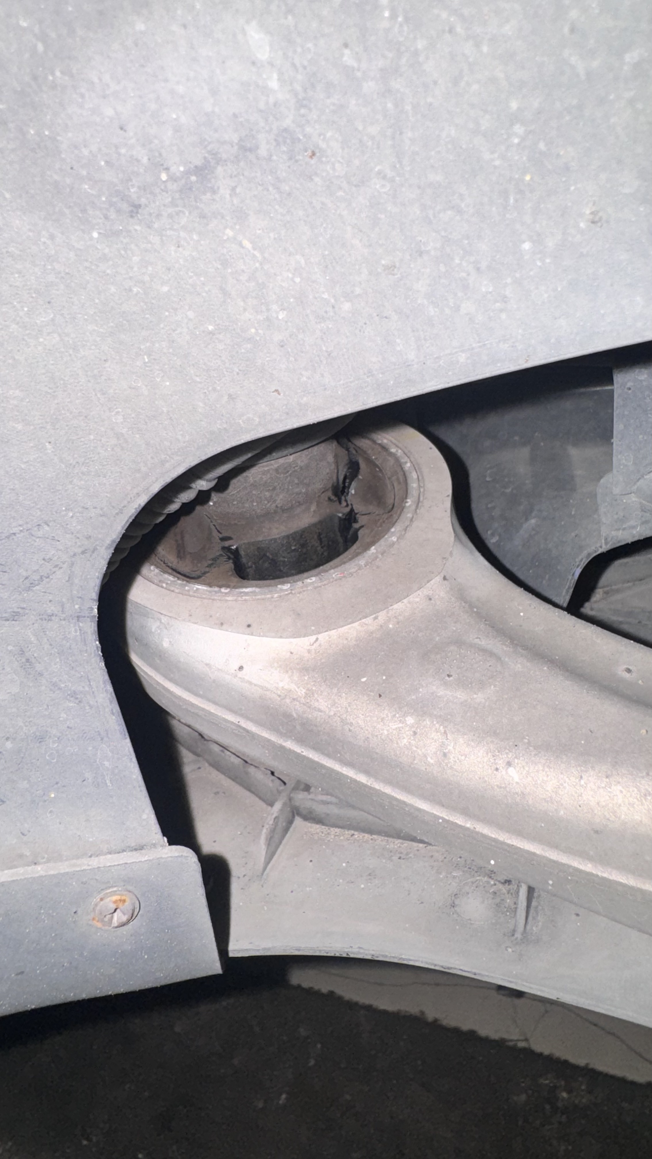 花7200换完四条新轮胎整个车都安静太多了，换了米其林的T2轮胎，比刚提车的时候安静很多，车嗡嗡响也解决了，发现摆臂胶套已经开裂了，三年半的车，估计等过保后就开始完全坏了。 - 图片 3