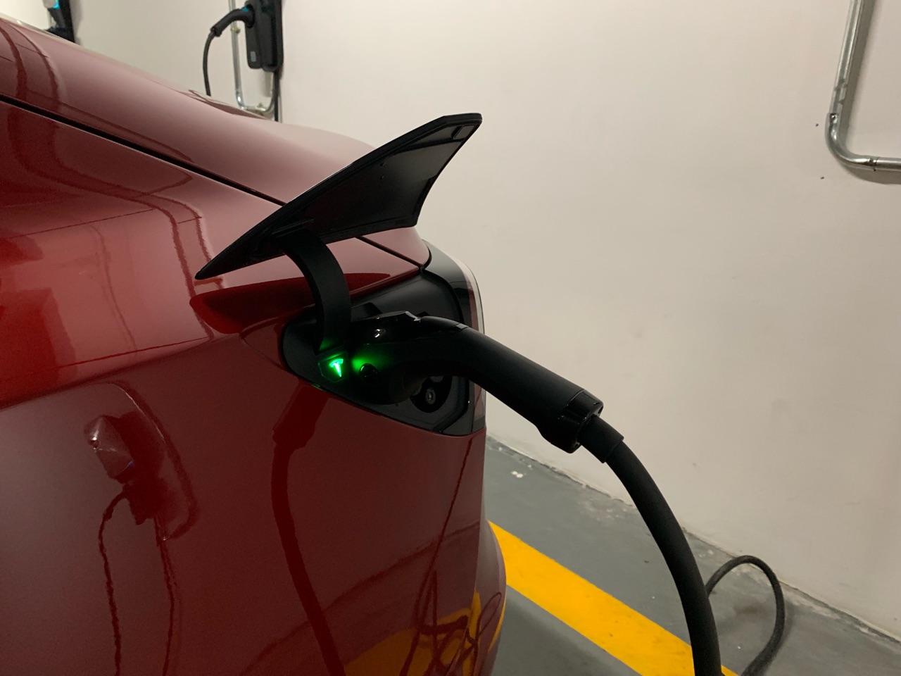 本来没打算补电，发现入住酒店居然有蔚来的目的地充电桩！

哎呀，滋润啊！哈哈 - 图片 3