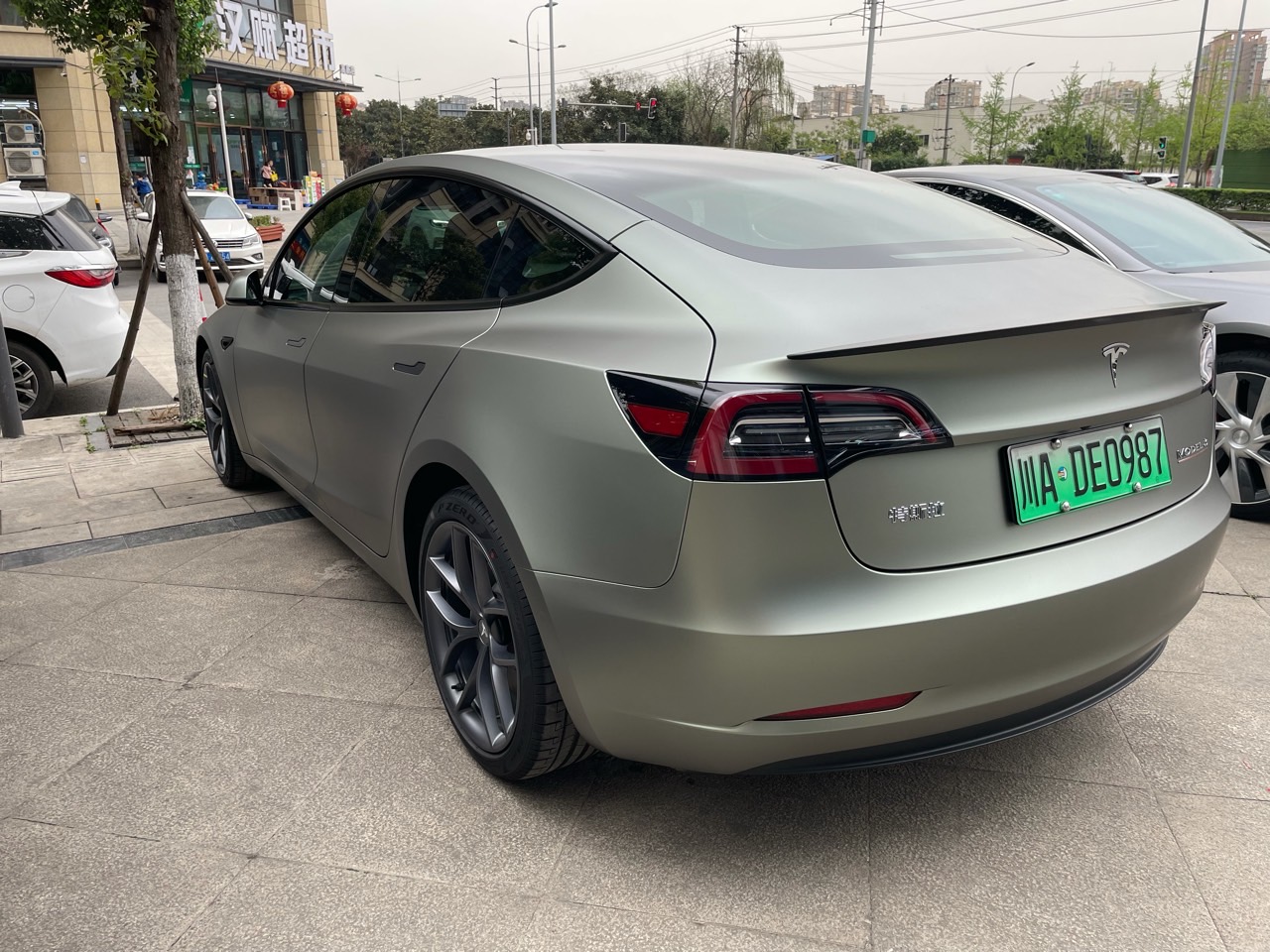 上个月提车之后就把改色提上了日程，说实在话现在改色选色真的很蛋疼，网上查不到资料不说，很多店里的色卡也是乱七八糟，而且色差严重…我想要银色，我媳妇想要绿色，纠结了一波之后我们折中选了哑光灰绿

等待过 - 图片 2