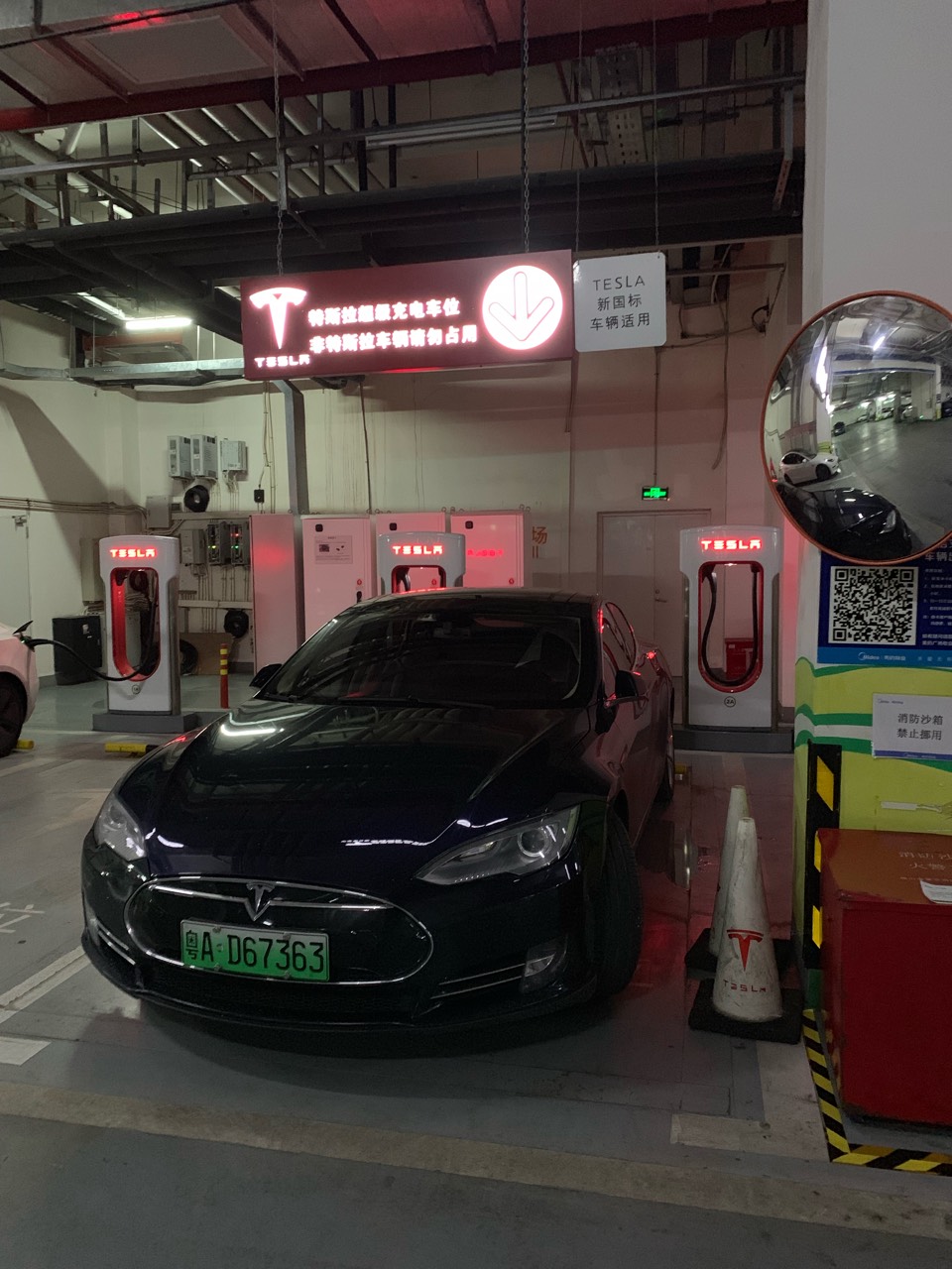 车场全是位 但这车主就是要停车不充电!!!!! - 图片 1