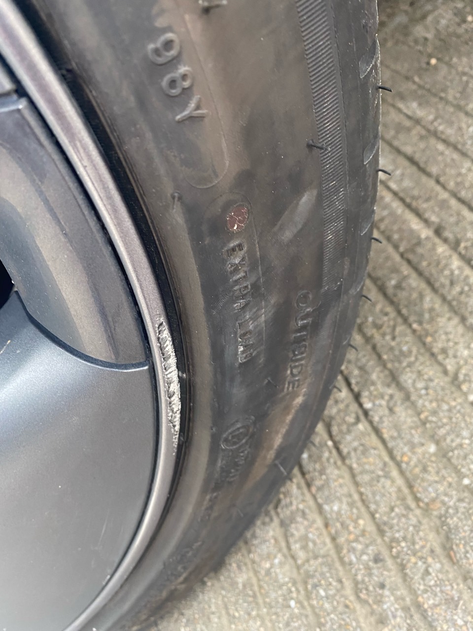 轮胎刮到了  请问有安全隐患吗 挂到轮毂了 还发现破皮了  - 图片 1