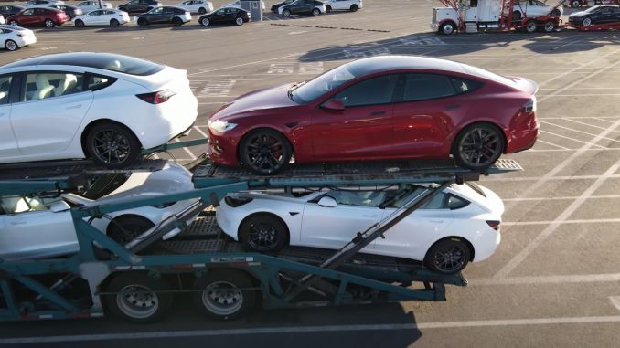 你继续谈判（半矩方向盘）🤣我依旧生产（特斯拉工厂） - 图片 1