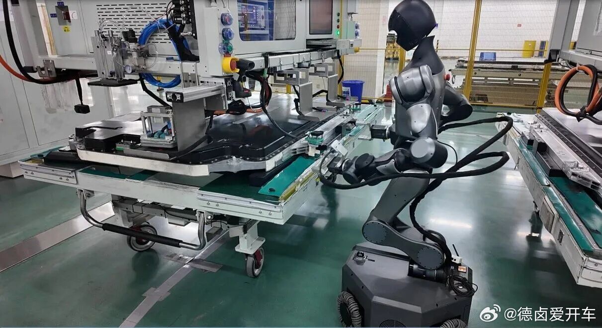 宁德时代在电池Pack产线中使用千寻的「小墨」人形机器人，用于风险比较高的EOL、DCR工序；人形机器人 小墨 所搭载的是 VLA 大模型，具备强大的环境感知与任务泛化能力；目前主要工作是替代人工，将 - 图片 2