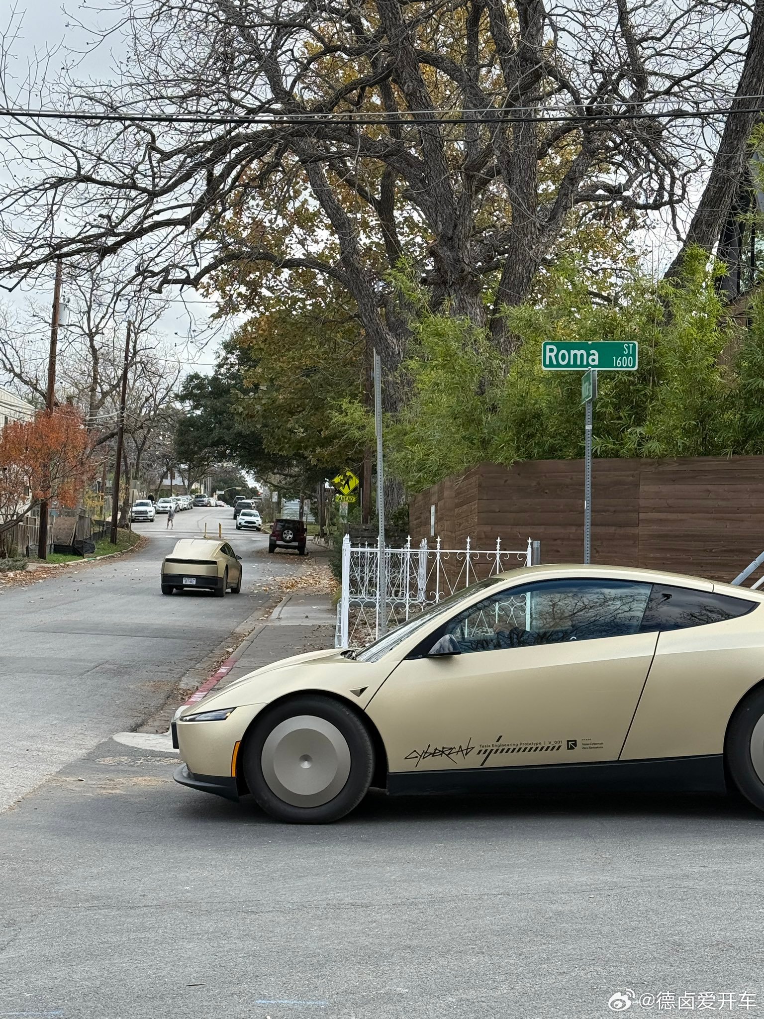 两台 Cybercab 同时在奥斯汀路测，测试版本仍有方向盘和车外后视镜。

#特斯拉#

#Cybercab#

#Robotaxi#

  - 图片 3