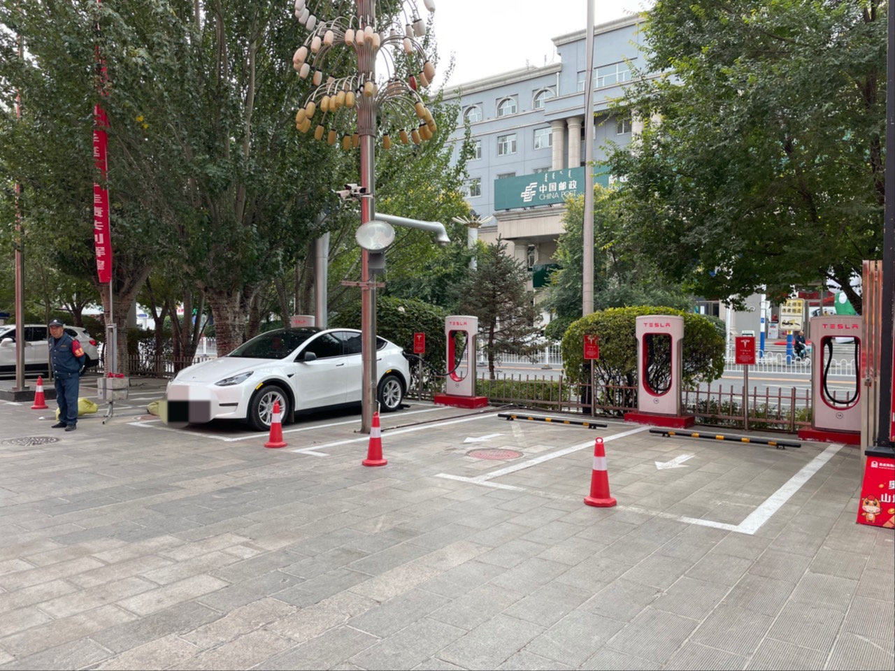 乌兰察布奥威购物广场超充，有保安值守，好评。就我一辆车充电，为啥一直是 52 kW - 图片 1