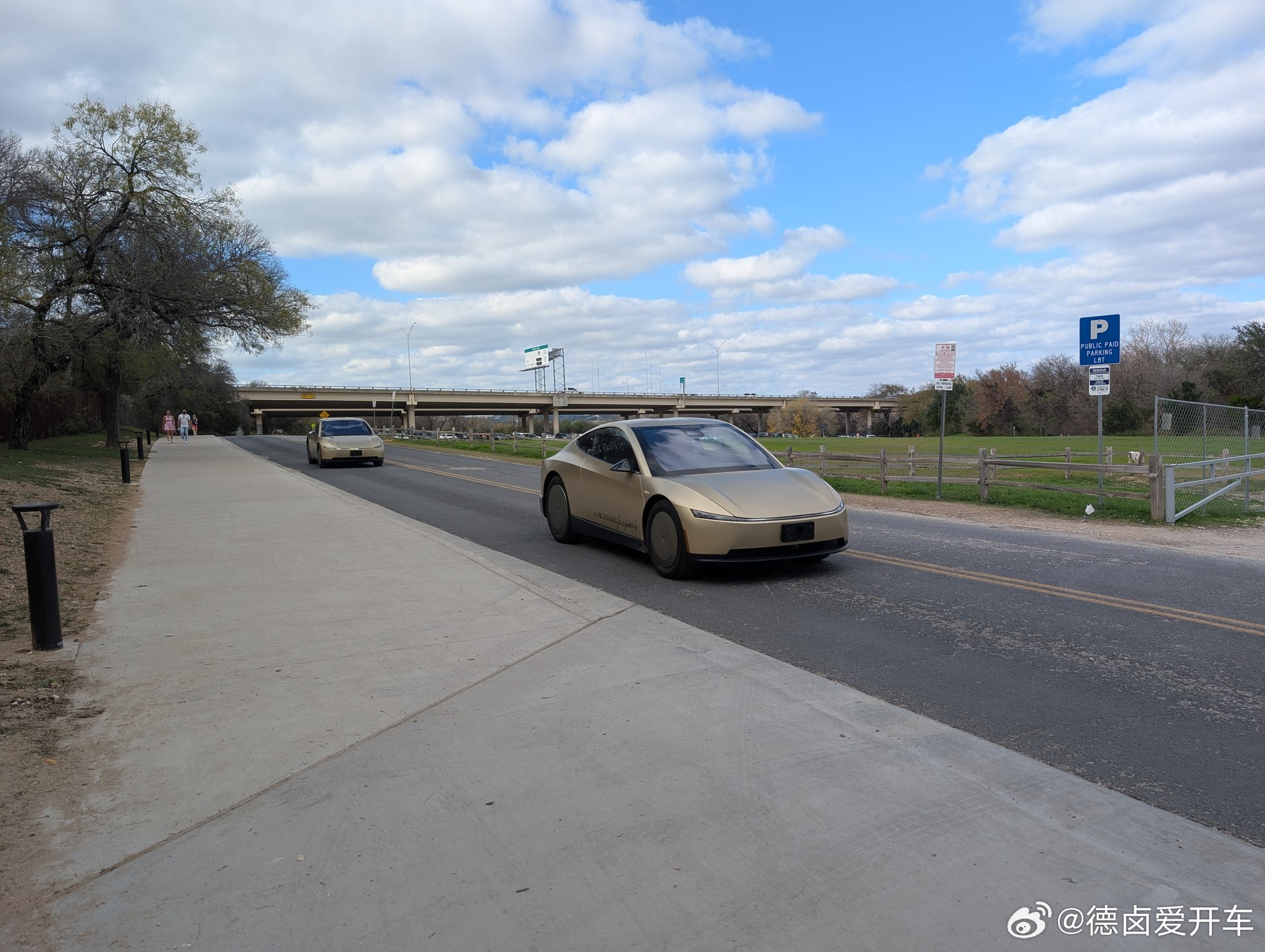 两台 Cybercab 同时在奥斯汀路测，测试版本仍有方向盘和车外后视镜。

#特斯拉#

#Cybercab#

#Robotaxi#

  - 图片 9