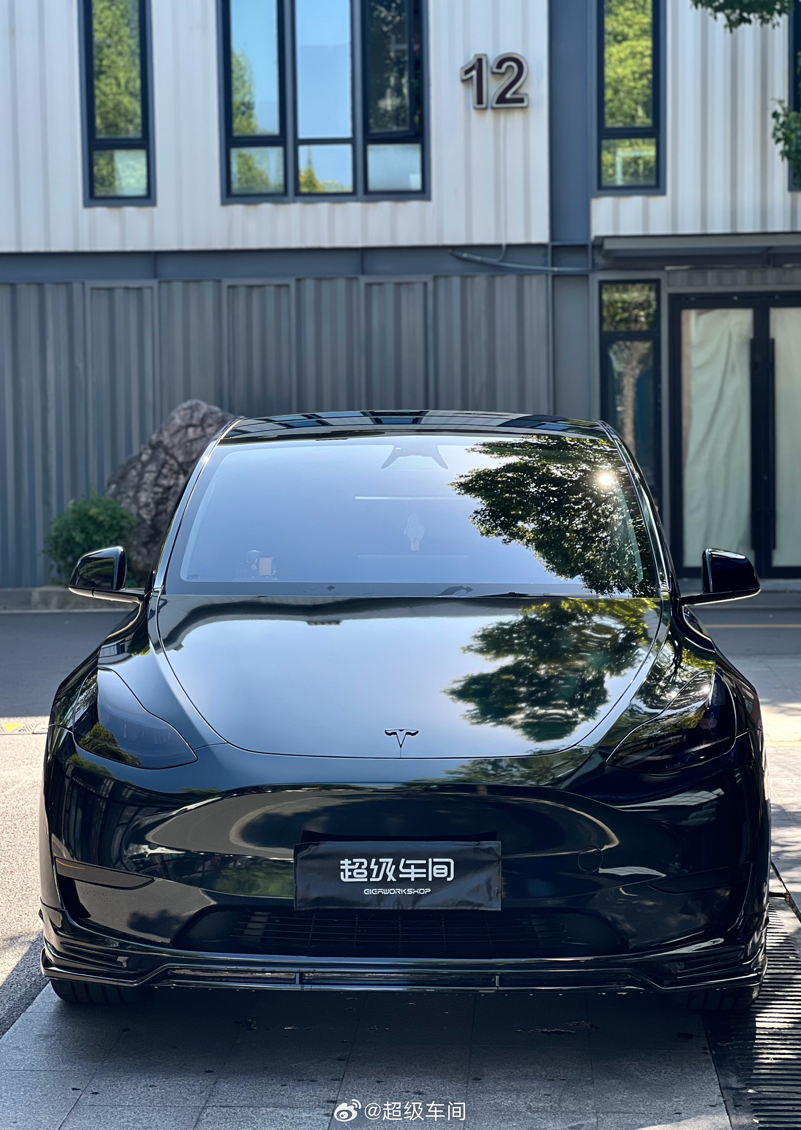 Model Y，祖母石绿➕卡钳烤漆➕BSKT全套包围➕尾翼，简直太酷了低调又不失质感，黄色卡钳点缀的刚刚好@小特叔叔 #特斯拉#

#汽车贴膜#

#改色膜#

#超级车间#

  - 图片 4