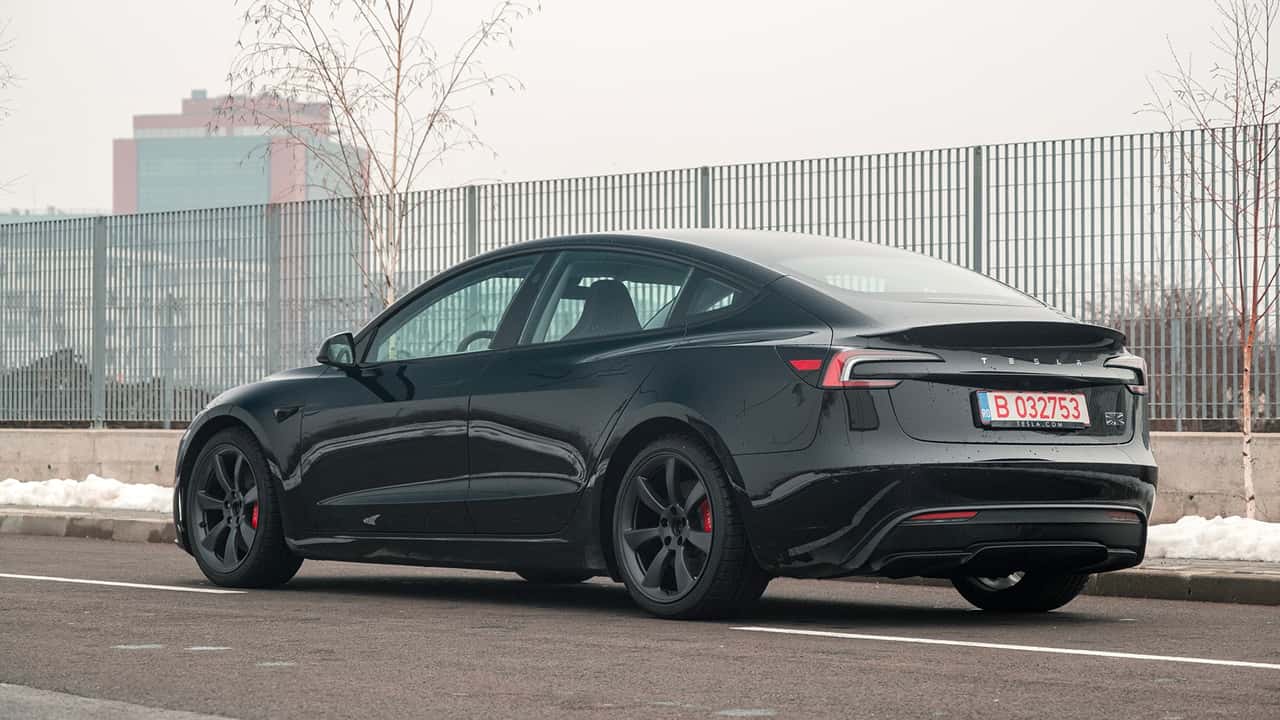 三电机的 Model 3 Plaid？
特斯拉工程主管Lars Moravy在Ride The Lightning播客中表示，他“一直”在考虑将三电机Plaid动力系统装入Model 3，并提及碳纤维 - 图片 1