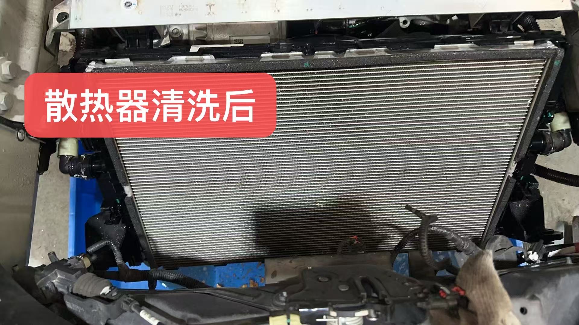 车子已经出保了，10.6 万公里。 今天在杭州特维佳，抖音可以搜“杭州修特斯拉大洋哥”。
1. 更换了四根臂，宁波拓普品牌的，特斯拉的供应商
2. 更换了玻璃水液位传感器。

提前预约好时间，处理完当 - 图片 2