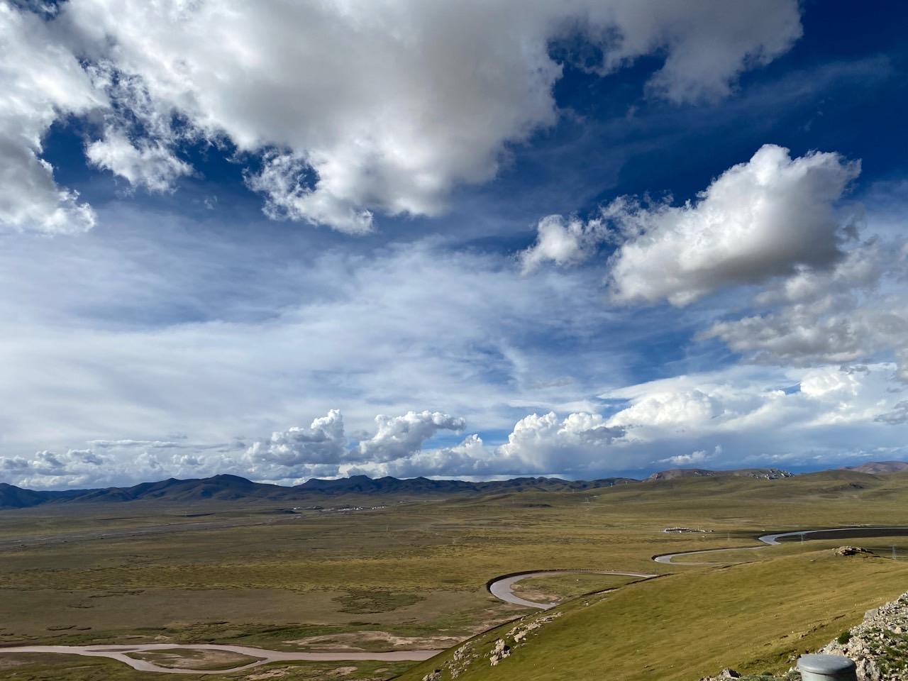 到安多县。早上9点从拉萨出发，计划在那曲住宿。青藏线比川藏线平缓许多，海拔稳定在4700左右，少了盘山公路，少了川牌陆巡，一路非常顺利。下午两点到那曲，时间还早于是决定继续前行，车机导航显示到安多剩余 - 图片 6