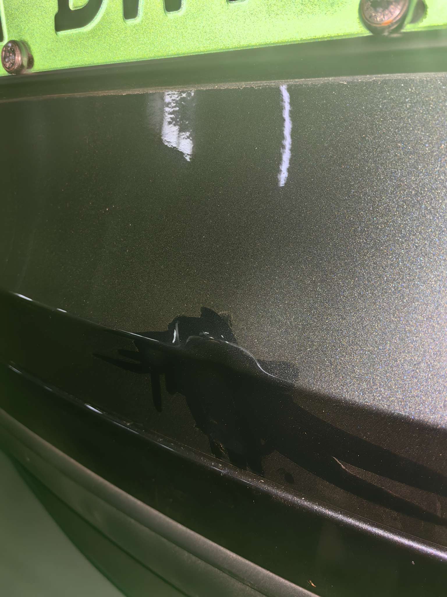 撞墙上了，后备箱那凹进去一点，直接吸出来就行？ - 图片 1