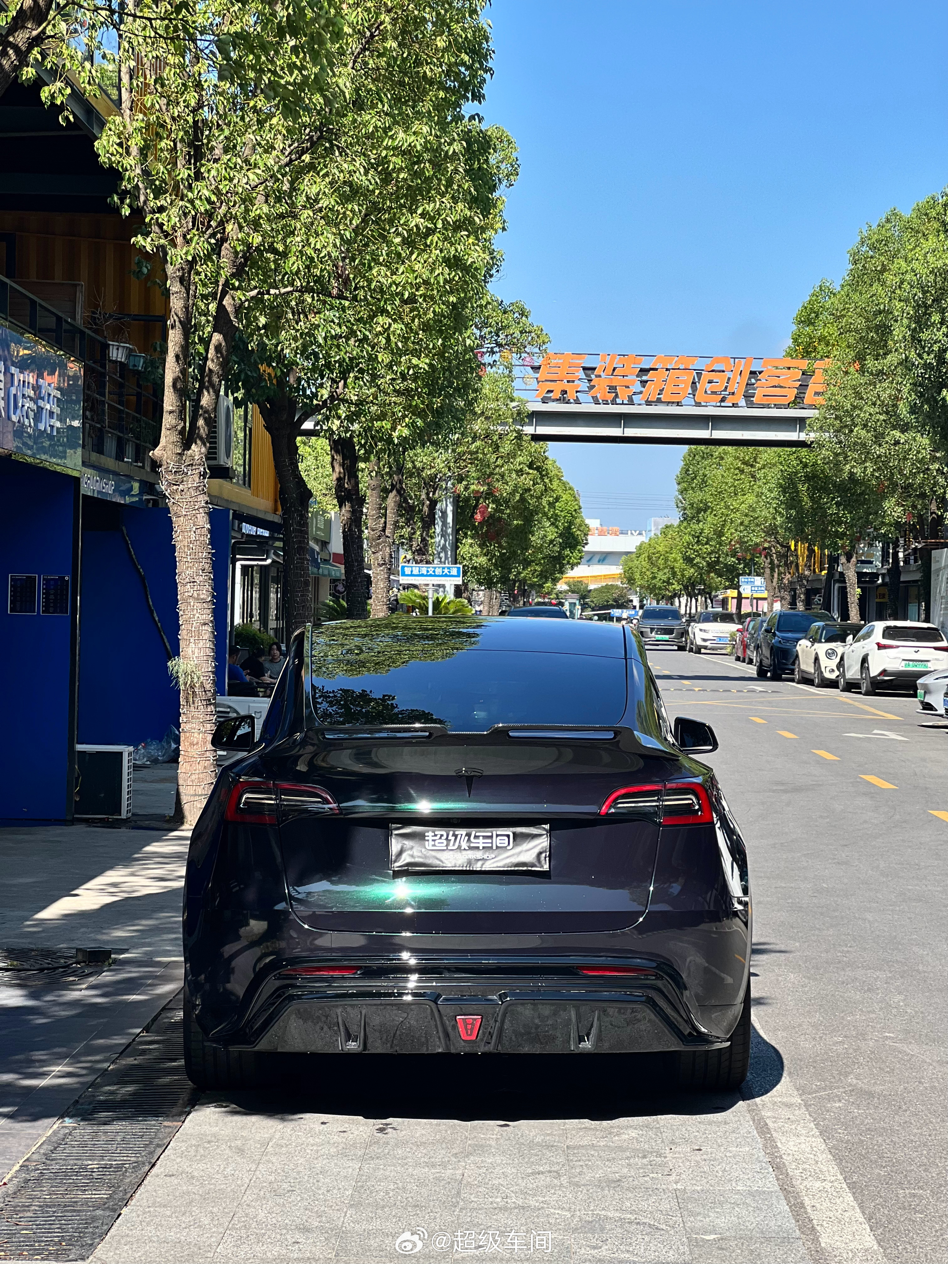 Model Y，祖母石绿➕卡钳烤漆➕BSKT全套包围➕尾翼，简直太酷了低调又不失质感，黄色卡钳点缀的刚刚好@小特叔叔 #特斯拉#

#汽车贴膜#

#改色膜#

#超级车间#

  - 图片 6