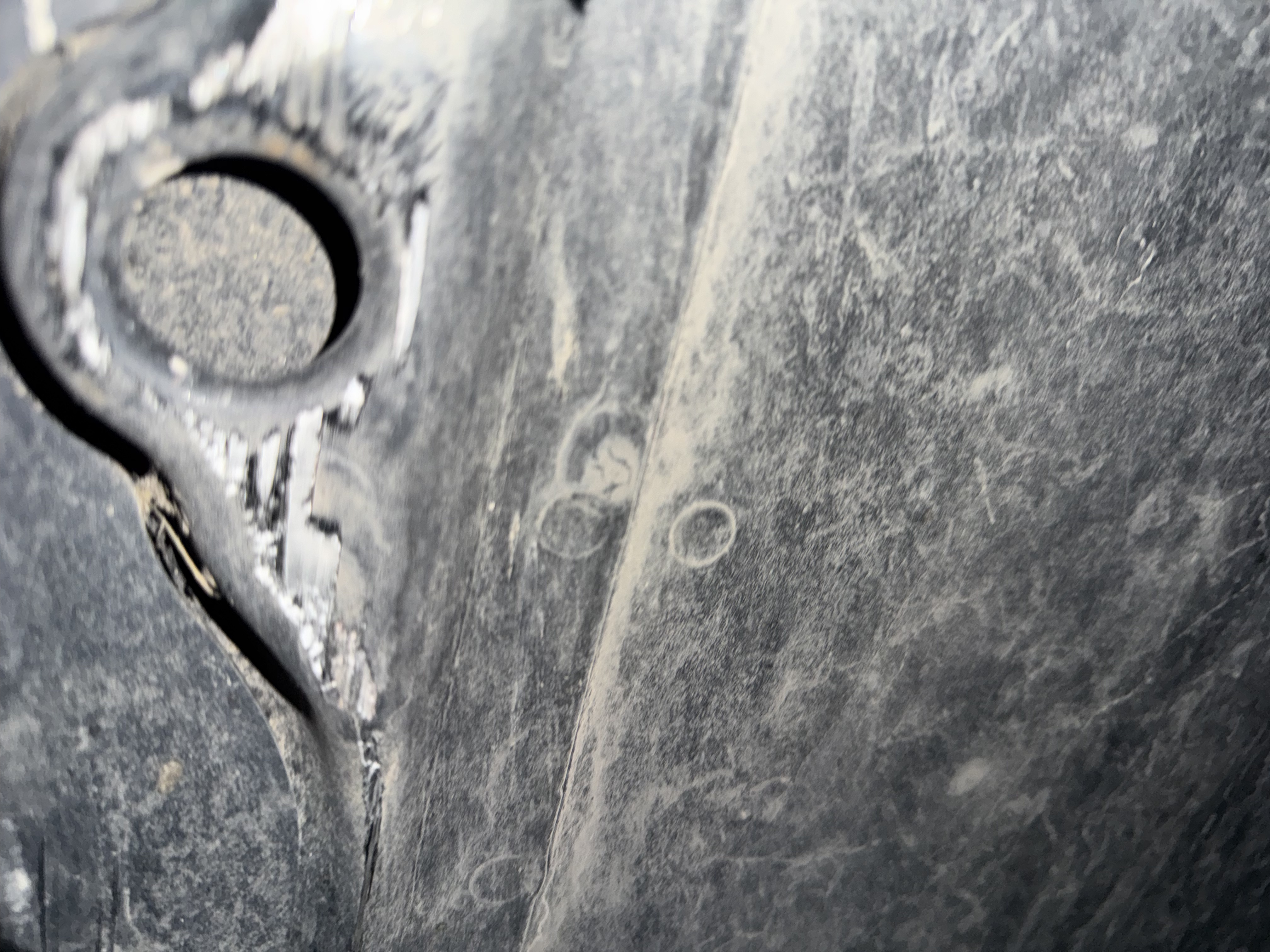 特斯拉这个位置烂了影响吗？下马路牙子被磕到了，然后去4S店查看，说需要做气密性测试，我也做了（我是冤种）然后说电池没事，说后面不会质保了。家人们有维修师傅了解吗？好焦虑啊！无敌倒霉 - 图片 4