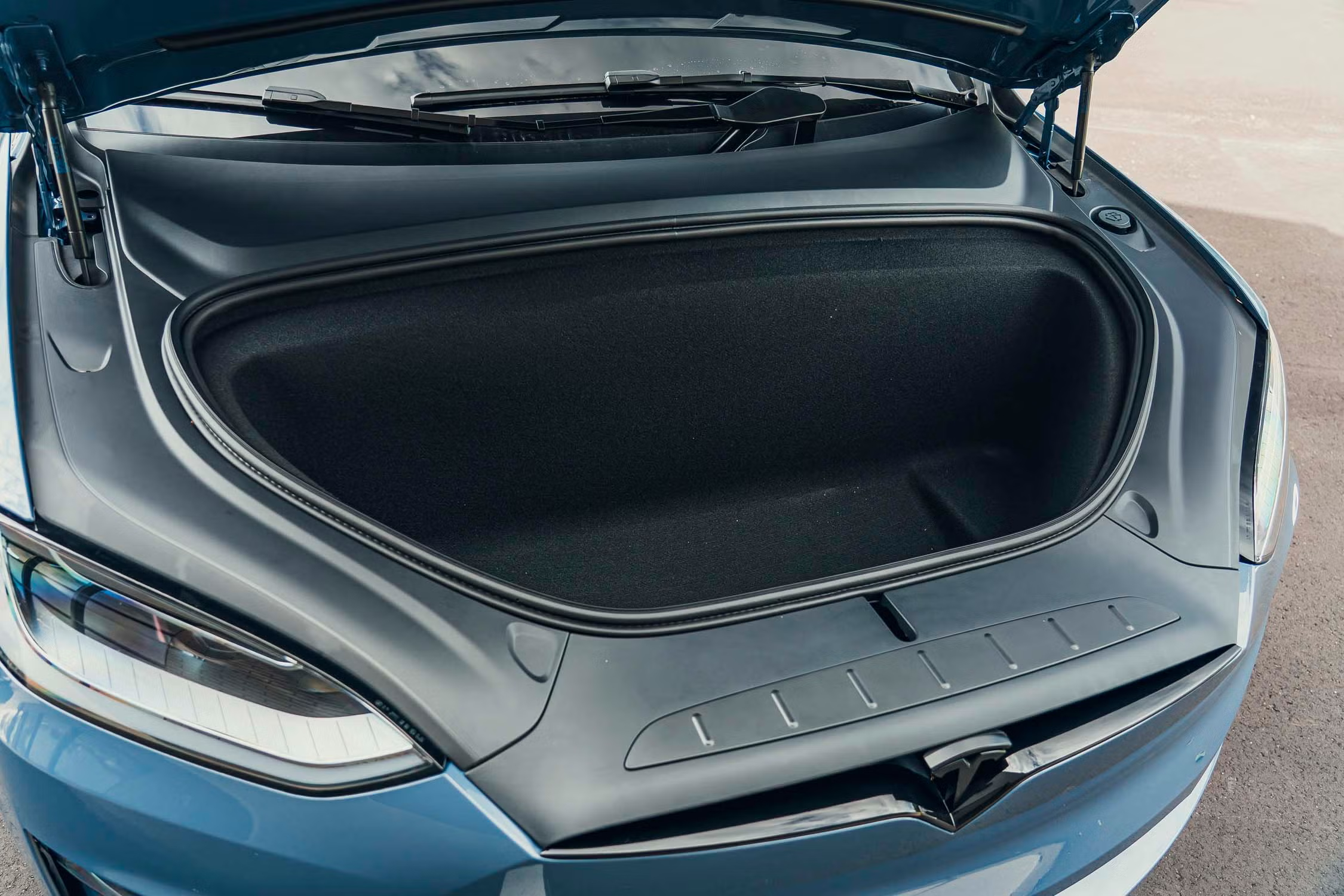 美国汽车媒体 car and driver 发了一篇特斯拉 Model X 减重的文章，特斯拉工程副总裁 Lars Moravy 和一些工程师专门评论了这篇文章。我觉得很有趣，因为这也和特斯拉在中国长 - 图片 4