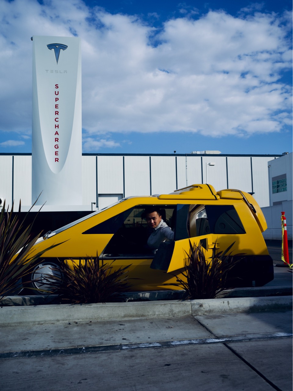 哈哈哈！来得早的粉丝，有车开！
1982年电影里那台原版，收藏者连原始的碰撞痕迹都保留着，如数家珍。 - 图片 1