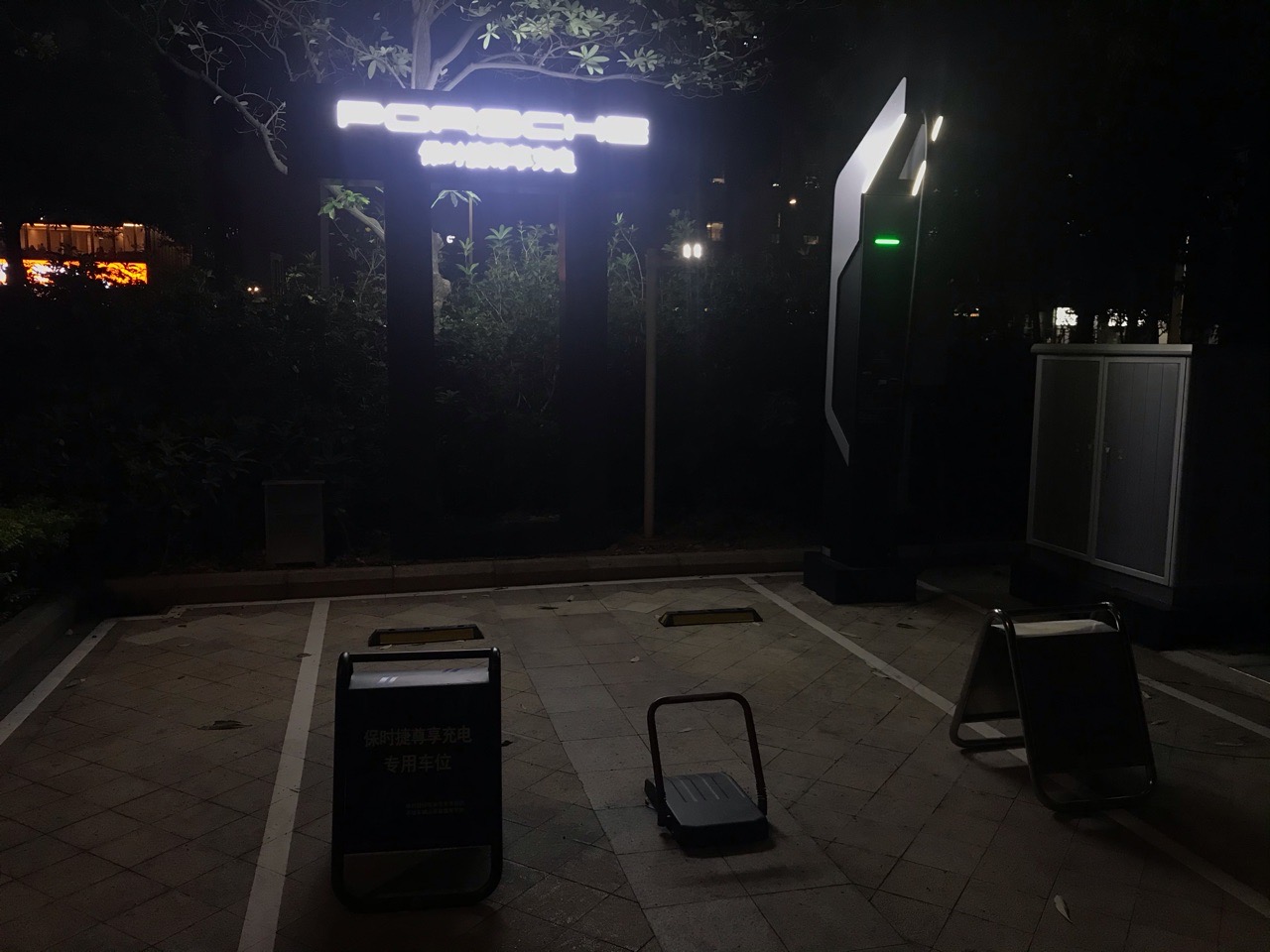 其实Porsche也挺尊贵，我建议应该建在便利店附近，起码尊贵的车主可以去买瓶可乐 - 图片 1