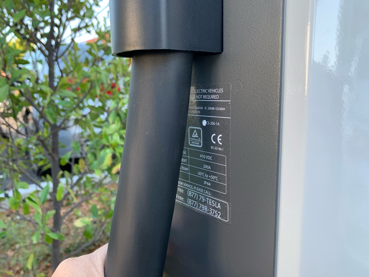 第一次看到Tesla Urban Supercharge，国内暂时好像还没引进。

相比普通的V2超充，USC的体积和占地面积要少很多，充电速度最高只有75kW，但这75kW为独享功率，速度有保障。 - 图片 3