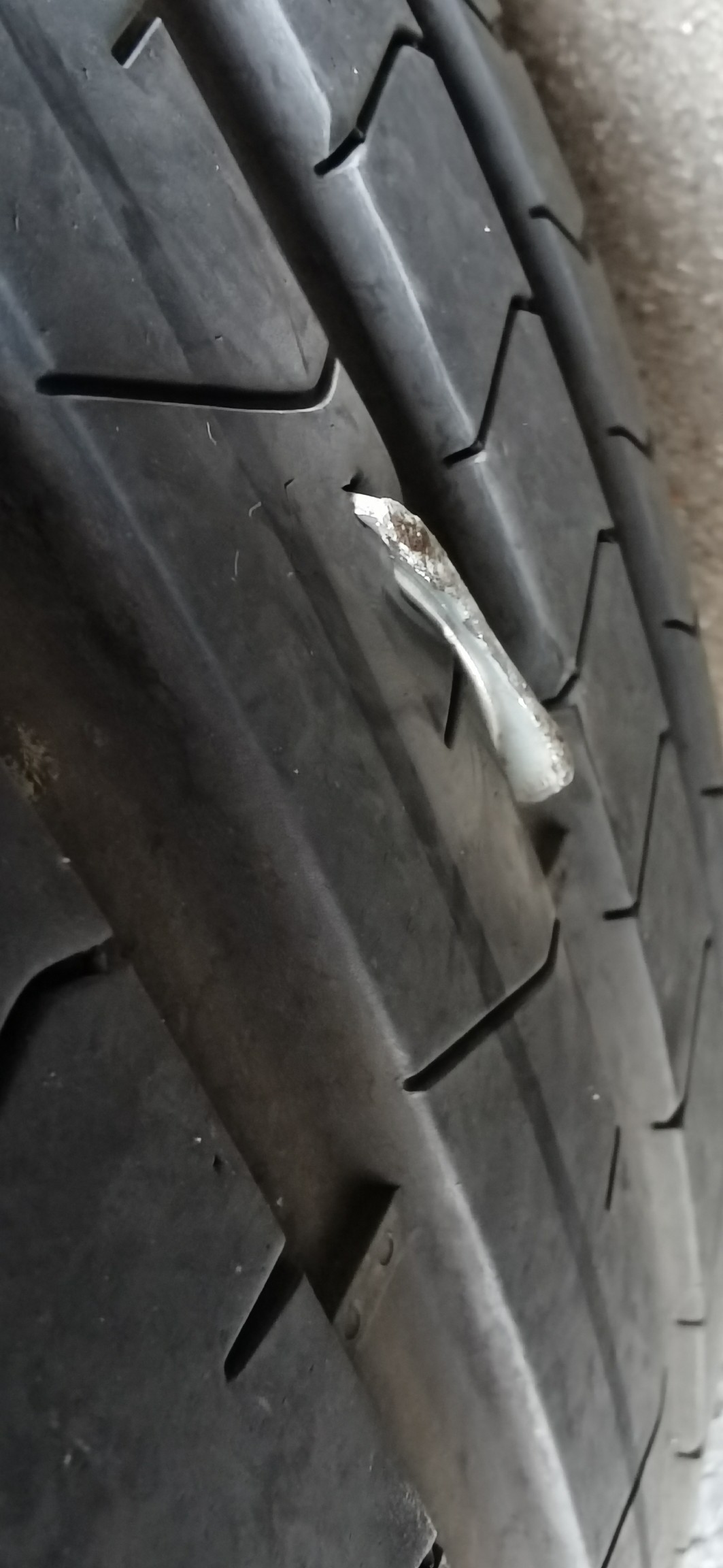 右后轮给铁片干报废了，3公分的大口子，免费的雪饼没吃到，吃了一盒2000元的盒饭。 - 图片 1