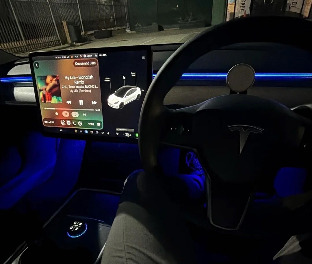 这次OT A升级以后，我发现倒车是有完全不一样的体验，不知道你们有没有发现，就是这个升级以后停车的话自动泊车的话，他会非常的靠里面，我是有Fsd 的，只是没有推送目前用的EAP



下面的图片是配个 - 图片 3