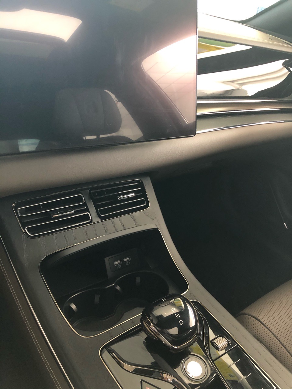 今天去看比亚迪汉被鄙视了
修油车路过比亚迪4s，进去体验了一把汉，说实话内饰用料还是挺扎实的，但可能是设计配色的问题。感觉反而还不如小鹏质感好。
不过后排座椅确实舒服，正好门外停着试驾车，打算找个销售 - 图片 1