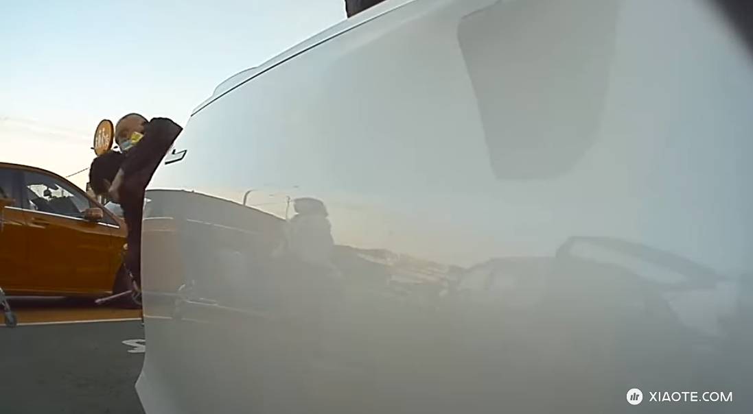 哨兵特斯拉:我一睁眼就看见常威在打车主