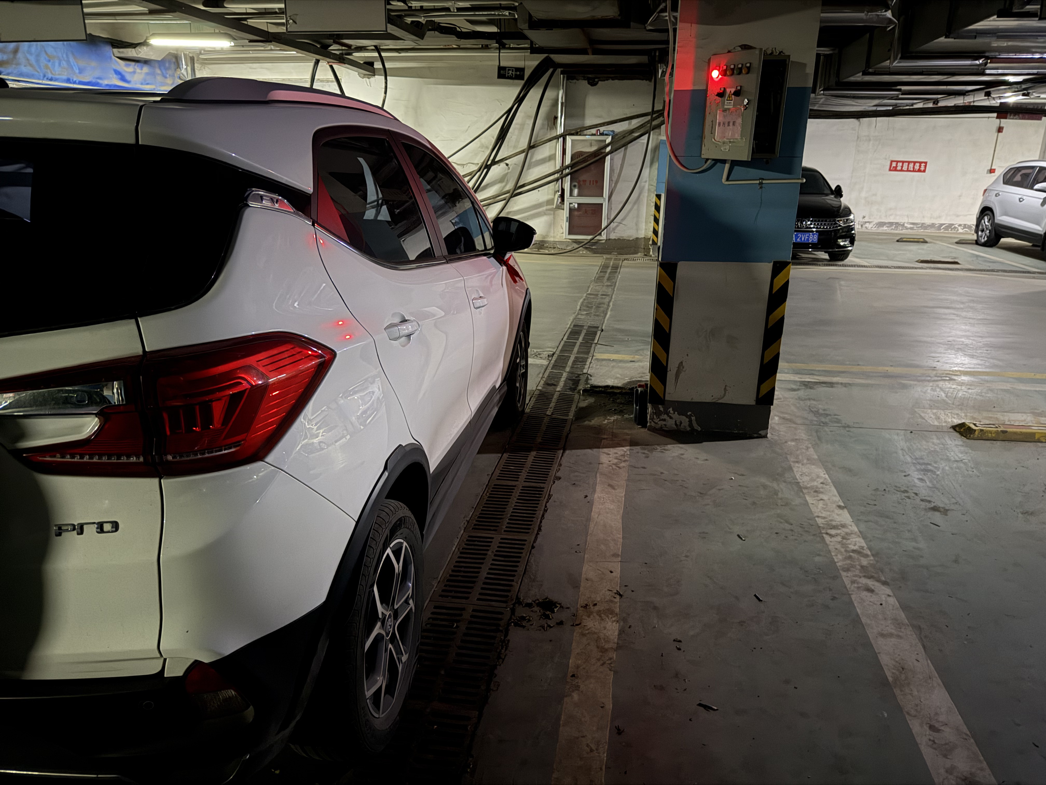 遇到这样的邻居真无语，之前已经被他磕了两三个开门杀的印记了………还是高中老师呢 - 图片 2