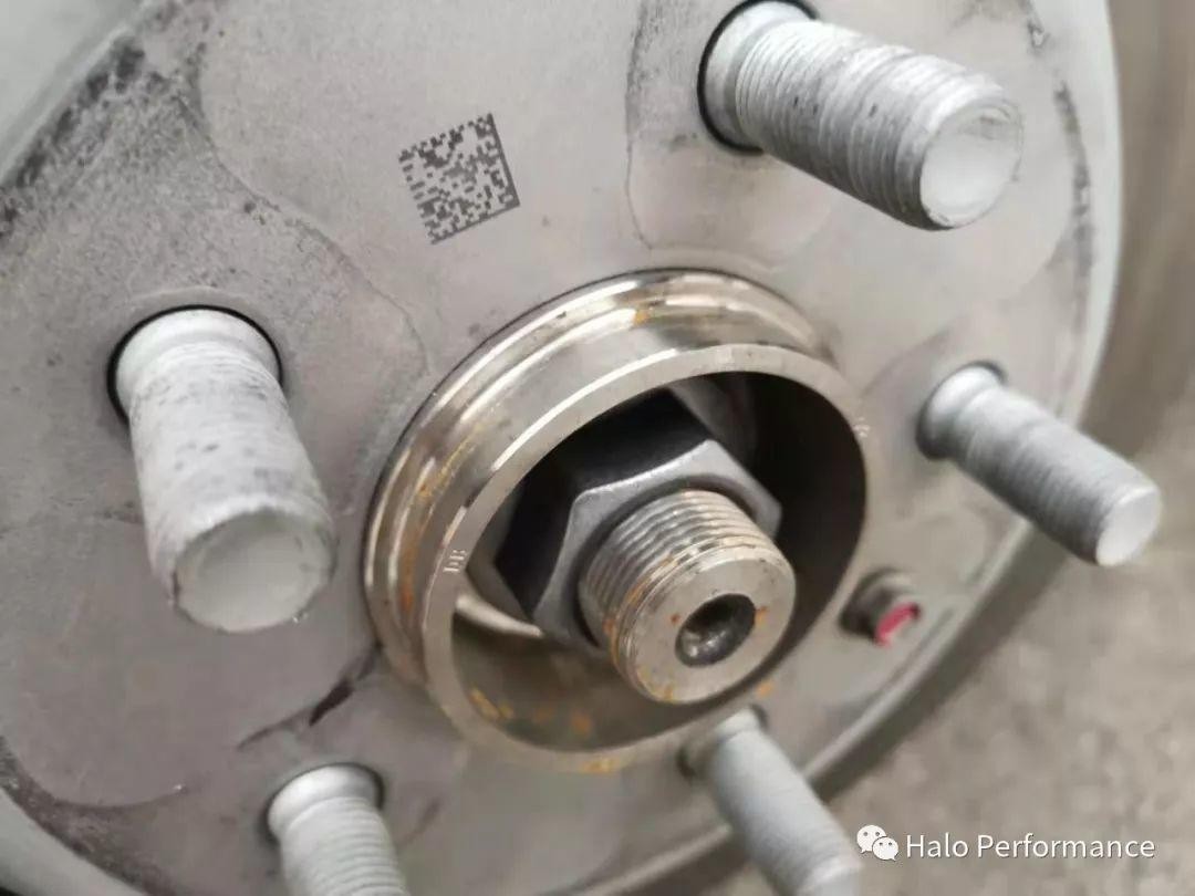 改过轮毂的看看？查到这么个说法:

Model3高性能版的中心孔与普通车辆不一致，有一个阶梯状的凸起，该凸起可能会导致轴头与其他品牌轮毂密合不严，因此在选择Model3高性能版轮毂的时候，还应特别注意 - 图片 1